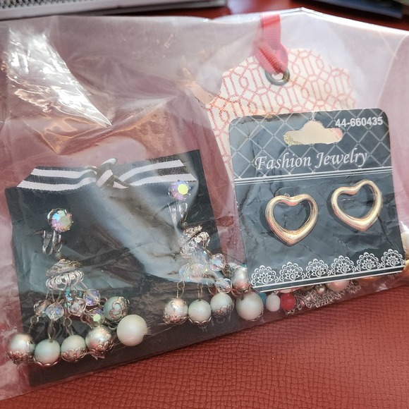 18 Pairs of Fashion Earrings Variety Colors & Shapes Daisy, Stars, Hearts, Pearl - Picture 11 of 11